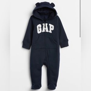⭐️3/$15 Baby Gap logo one piece hooded 3-6 months